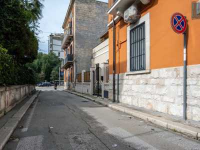 Imbocchiamo infine la stretta e breve via Galiani, la quale in soli 40 metri accoglie...